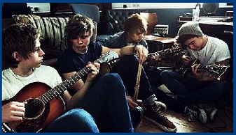 five seconds of summer y su gira height=291 width=505>border=0 height=192 width=336><p>Para diciembre del 2012, la banda realiz un viaje a Londres donde tuvieron la oportunidad de escribir con varios artistas como McFly, Roy Stride de Scouting for 
 Girls, Nick Hodgson de Kaiser Chiefs, Jamie Scott, Jake Gosling, Steve Robson y James Bourne de Busted.<p>El 14 de febrero del 2013, se anunci que la banda sera telonera de One Direction en su gira mundial 