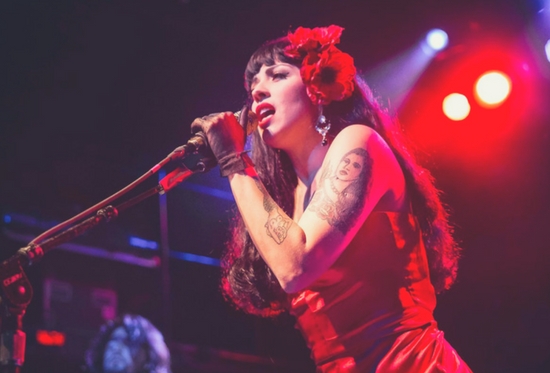 mon laferte interpretando